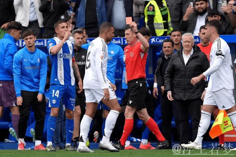 西媒：皇马更衣室认为遭裁判针对，球员情绪频繁失控